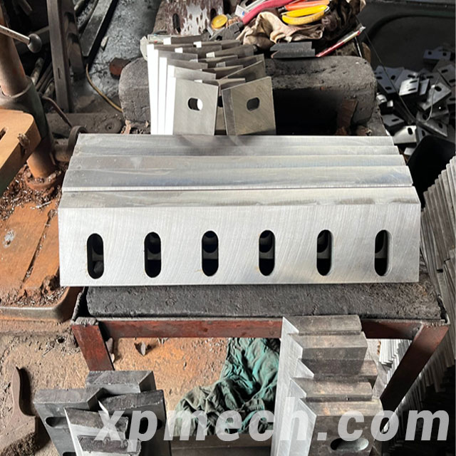 What are the advantages and disadvantages of different materials used for crusher blades News