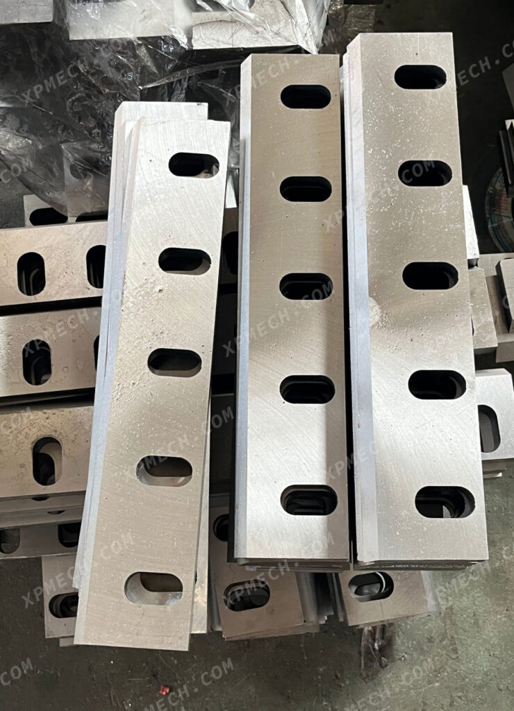 crusher blade3 The Impact of Shredder Blade Material on the Shredding Performance of Different Plastics