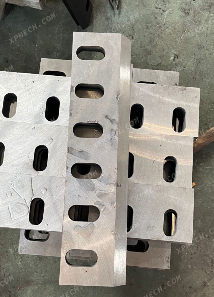 crusher blade4 The Impact of Shredder Blade Material on the Shredding Performance of Different Plastics